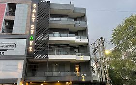 Saltstayz Express - Golf Course Road & Dlf Phase-1